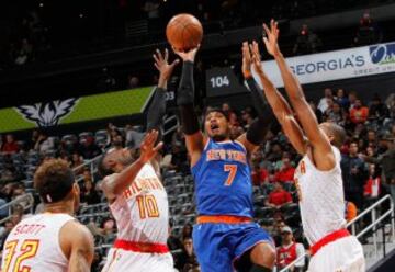 Carmelo Anthony lanza ante Tim Hardaway Jr. y Al Horford.