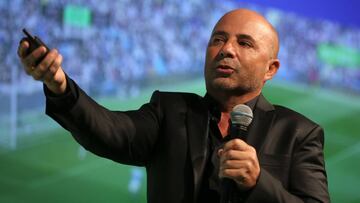 AME3433. R&Iacute;O DE JANEIRO (BRASIL), 22/04/2019.- El entrenador argentino Jorge Sampaoli habla durante un seminario celebrado este lunes en la sede de la Confederaci&oacute;n Brasile&ntilde;a de F&uacute;tbol (CBF), en R&iacute;o de Janeiro (Brasil). La CBF organiza este lunes un seminario para analizar caminos para el desarrollo del deporte. EFE/Marcelo Say&atilde;o