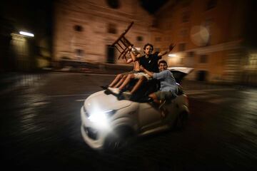 Los aficionados italianos celebran la victoria de su selección en Roma.