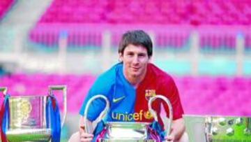<b>LAUREADO. </b>Leo Messi posa con los títulos de Copa del Rey, Champions League y Liga española obtenidos esta temporada.