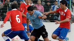 Héctor Tapia y Claudio Borghi son seguidos por un gigante peruano