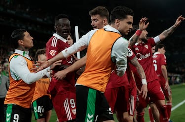 El momento más tenso del partido: Isaac Romero tras anotar su gol lo celebró colocando su camiseta en el banderín de córner de la esquina de Gol Sur con Preferencia. Marc Bartra se acercó rápidamente al mástil para retirar la camiseta de Isaac del lugar donde estaba un banderín verdiblanco que el central catalán repuso.
