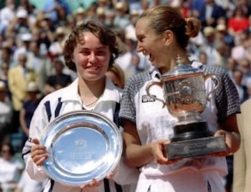 Iva Majoli y Martina Hingis, ganadora del torneo en 1997.