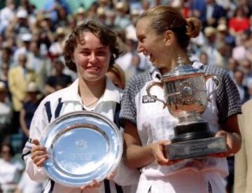 Iva Majoli y Martina Hingis, ganadora del torneo en 1997.