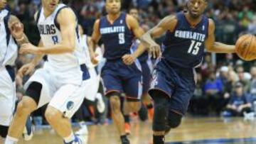 Kemba Walker supera a José Calderón durante una jugada en el partido entre los Mavericks y los Bobcats.