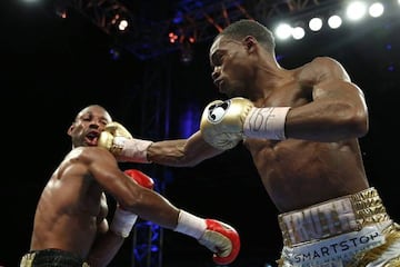 Errol Spence golpea con dureza el rostro de Kell Brook durante su combate por el título IBF del peso wélter.