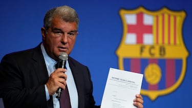 BARCELONA, 24/05/2024.- La Audiencia de Barcelona ha revocado la decisión del juez del "caso Negreira" de imputar un delito de cohecho al Fútbol Club Barcelona (FCB) y a los directivos investigados por los pagos al exvicepresidente del Comité Técnico de Árbitros (CTA). En un auto, al que ha tenido acceso EFE, la sección 21ª de la Audiencia de Barcelona da la razón a la Fiscalía Anticorrupción y a las defensas y anula la imputación de cohecho en el "caso Negreira". En la imagen, el presidente del FC Barcelona, Joan Laporta, durante la comparecencia que protagonizó el 17 de abril del pasado año para informar de los resultados de la investigación interna llevada a cabo por la entidad azulgrana en relación al caso Negreira. EFE/Alejandro García
