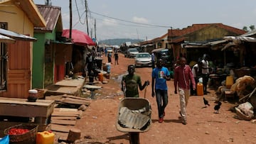 People walk along a street, amid concerns over the spread of the coronavirus disease (COVID-19) in Abuja, Nigeria June 25, 2020. REUTERS/Afolabi Sotunde