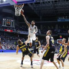 El Madrid salva la trampa del playoff y sigue de fiesta
