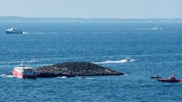 IBIZA, 29/08/2021.- Vista del islote contra el que choc&oacute; ayer s&aacute;bado el ferry de la naviera alemana FRS, que cubre la ruta entre las Pitiusas, con 48 personas a bordo, entre pasaje y tripulaci&oacute;n. El equipo asistencial de ambulancia se