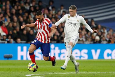 Koke y Valverde durante el derbi madrileño.