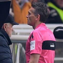 El jefe de los árbitros de UEFA explica cómo será el protocolo del VAR en la Champions