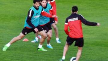 Filipe Luis va a por un balón con Raúl García.