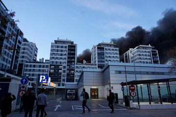 Un incendio de grandes dimensiones arrasa un edificio de 14 plantas generando una gran columna  de fuego y una densa humareda dificultano a los bomberos las labores de extición.