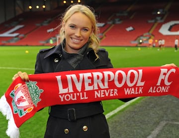 La tenista danesa es una de las aficionadas famosas que más profesa su amor por el Liverpool, lo demuestra con sus constantes visitas a Anfield. 