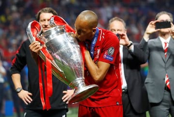 Fabinho levantando la Champions League después de ganar al Tottenham en la final del Wanda Metropolitano.