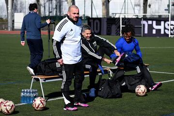 Wesley Sneijder observa el partido en el Centro Deportivo Antoine, en Par¨ªs cerca de la Torre Eiffel.