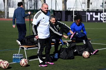 Wesley Sneijder observa el partido en el Centro Deportivo Antoine, en París cerca de la Torre Eiffel.