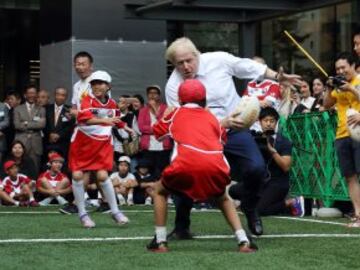 Boris Johnson arroya al niño de 10 años durante un acto de rugby callejero. El alcalde de Londres se encuentra éstos días en Tokio para estrechar lazos culturales con la ciudad nipona.