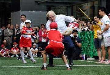 Boris Johnson arroya al niño de 10 años durante un acto de rugby callejero. El alcalde de Londres se encuentra éstos días en Tokio para estrechar lazos culturales con la ciudad nipona.