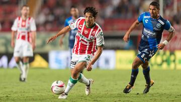 El jugador de Necaxa Matias Fernandez controla el bal&oacute;n. 