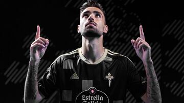 Brais Méndez posa con la segunda camiseta del Celta para la temporada 2022-2023