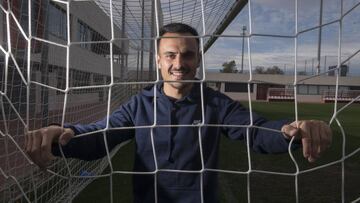 &Aacute;lvaro Garc&iacute;a, actual jugador del Rayo y ex C&aacute;diz, posa para AS.