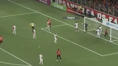 Jugó en Chile y su gol da la vuelta al mundo por esto que hizo el arquero: final impensado