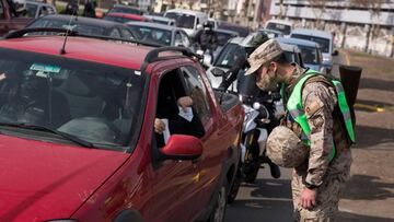 CH01. SANTIAGO (CHILE), 09/06/2020.- Militares realizan un control a conductores durante la cuarentena obligatoria ante el avance de la COVID-19, este martes en el centro de Santiago (Chile). EFE/Alberto Valdes