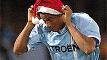 <B>LE GUSTA EL GORRO</B>. Tal y como hiciera la temporada pasada en Sevilla, Catanha quiso celebrar un gol con un gorro de Papá Noel.
