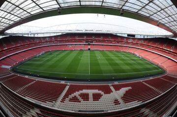 El Emirates Stadium es el tercer mayor estadio de fútbol de Inglaterra, después de Old Trafford y Wembley, y por tanto el segundo más grande de Londres. El Emirates está situado en el norte de Londres, en el barrio de Ashburton Grove, muy cerca de Highbury Stadium. Es propiedad del Arsenal FC y en él disputa sus partidos como local. Tiene una capacidad de 60.361 espectadores sentados.