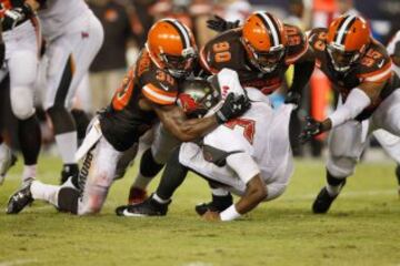 Josh McCown, que ir¨®nicamente fue el quarterback titular de los Bucs la temporada pasada, pas¨® por encima de su sustituto, el flamante n¨²mero 1 del draft Jameis Winston, y fue el principal art¨ªfice de la victoria de los Browns sobre los Bucaneros. McCown acab¨® con 17 de 23 para 117 yardas y 2 touchdowns, mientras que Winston finaliz¨® con un discreto 6 de 15 para 90 yardas, una intercepci¨®n y siendo 'sackeado' cuatro veces (una, la de la foto).