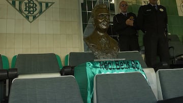 El famoso busto de Lopera sobre el asiento de Del Nido.