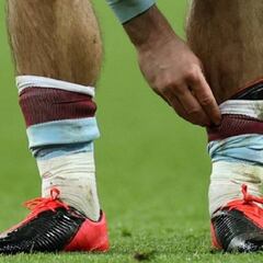 Inglaterra convoca al futbolista que usa espinilleras de niño