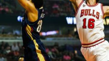 Pau Gasol trata de taponar un lanzamiento de Anthony Davis.