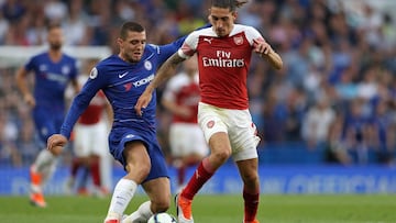 Mateo Kovacic pugna por un balón con Héctor Bellerín en el derbi londinense entre Chelsea y Arsenal disputado en Stamford Bridge.