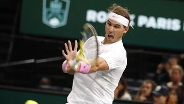 Rafa Nadal ejecuta una derecha en París.