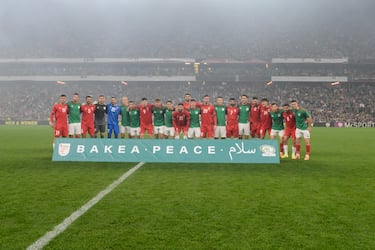 Los dos equipos posaron juntos antes del partido.