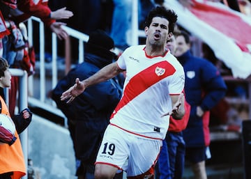 Fich¨® por el Atl¨¦tico de Madrid en invierno de 2007, y, nada m¨¢s firmar, lo cedi¨® al Sporting de Braga. Un habitual de las cesiones, ya que estuvo en Celta y Albacete. Lo ficha el Valladolid, y al a?o vuelve a comprarlo el Atl¨¦tico. El pr¨¦stamo que le encumbr¨® al estrellato fue al Rayo Vallecano. Jug¨® media temporada en Vallecas, donde anot¨® 10 goles en 16 partidos. Despu¨¦s de su estancia en el Rayo, se convirti¨® en estrella en el Atleti, siendo clave para ganar la liga de 2014. Durante a?os fue uno de los mejores delanteros del mundo, tanto en el Atl¨¦tico como en el Chelsea. Ahora, a sus 35 a?os, juega en el Gremio brasile?o, ya lejos de su mejor nivel.