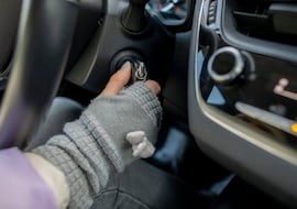 El error que (casi) todos cometemos cuando subimos al coche por la mañana y que está matando a tu motor