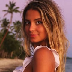 La nueva novia de Chicharito, desnuda a caballo como gesto de libertad