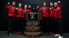 El equipo de Canadá posa con la Ensaladera en la celebración de su primera Copa Davis.