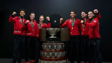 El equipo de Canadá posa con la Ensaladera en la celebración de su primera Copa Davis.