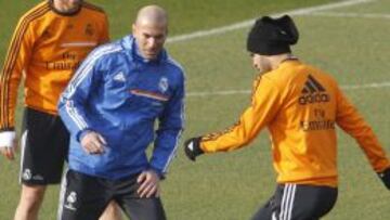 Zidane y J&eacute;se, durante un entrenamiento.
 