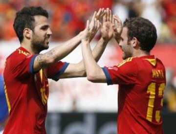 Cesc y Mata celebran el segundo gol de España.