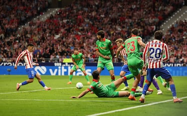 El gol fue de Almada, pero el mérito es de Giuliano. Su carrera rompió a la defensa de Osasuna y dejó el gol en bandeja al otro argentino. Vuelve a ser fundamental.