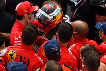 Carlos Sainz celebra con Leclerc y los mecánicos de Ferrari el podio en el GP de Mónaco de F1 2021.