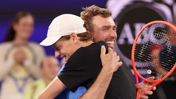 Italy's Jannik Sinner (R) embraces Australia's Jordan Smith during the 1 Point Slam exhibition event ahead of the 2026 Australian Open at Rod Laver Arena in Melbourne on January 14, 2026. (Photo by DAVID GRAY / AFP) / - IMAGE RESTRICTED TO EDITORIAL USE - STRICTLY NO COMMERCIAL USE --