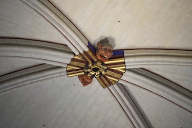 Un detalle del techo durante la misa inaugural de la catedral de Notre Dame tras la reconstrucción.