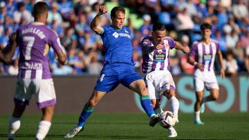 Latasa disputa un balón con Roque Mesa en el partido de liga que Getafe y Valladolid jugaron en el Coliseum.